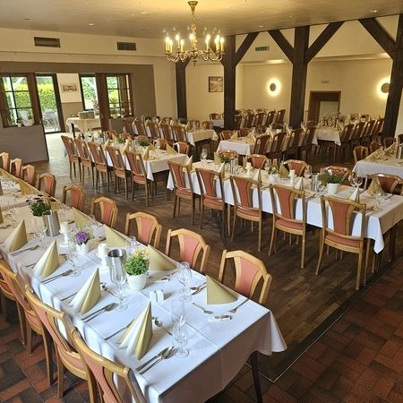 Saal ohne Stuhlhussen