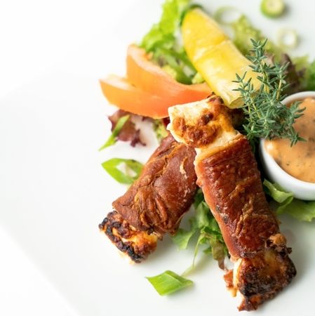 Gegrillte Rippchen mit frischem Salat