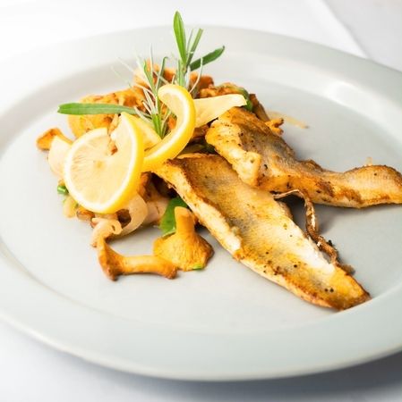 Gebratene Fischfilets mit Zitrone und Bratkartoffeln