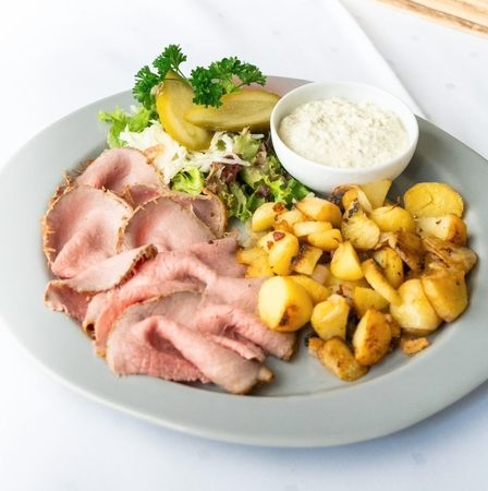 Roastbeef mit Remouladensauce, kleiner Salat & Bratkartoffeln