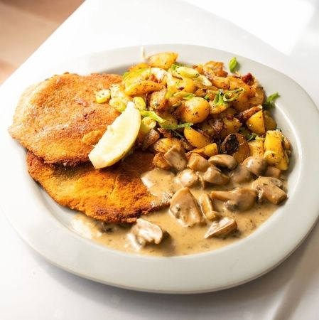 Schnitzel mit Jägersauce & Bratkartoffeln