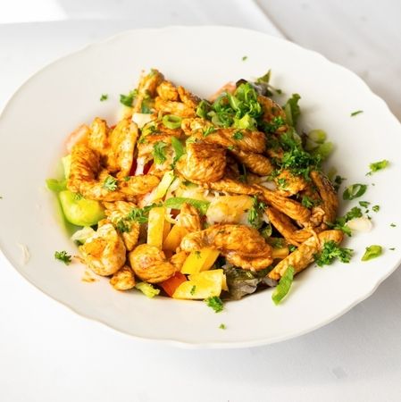 Großer Salat mit Putenstreifen