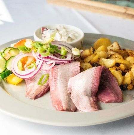 Matjes natur mit Hausfrauensoße, Bratkartoffeln, Zwiebeln und Salat
