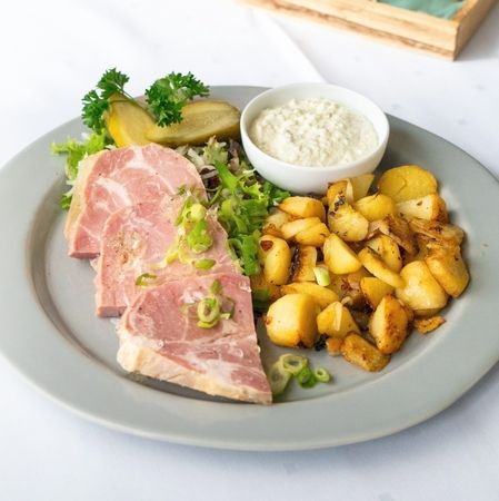 Sauerfleisch mit Remouladensauce und Bratkartoffeln