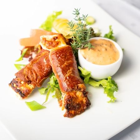 Gegrillte Rippchen mit frischem Salat