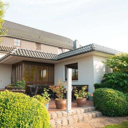 Eingang und gepflegte Gartenanlage des Hauses Spiekerhörn
