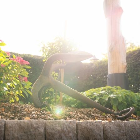 Gartenbereich mit Ankerskulptur