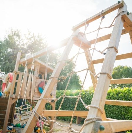 Spielplatz mit Schaukel im Sonnenlicht