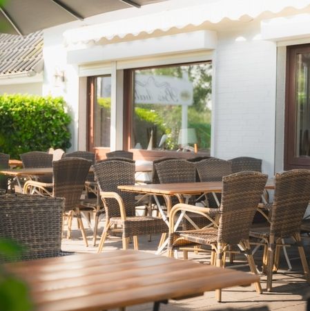 Überdachte Terrasse mit gemütlicher Bestuhlung
