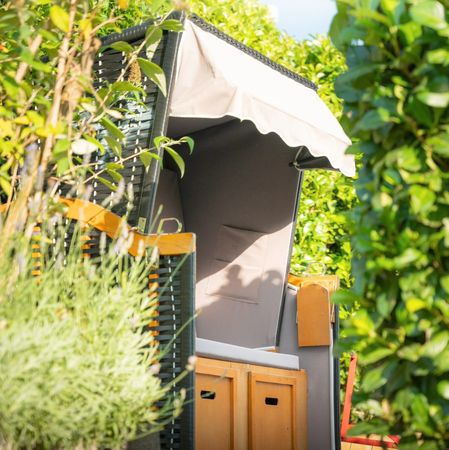 Strandkorb im Gartenbereich