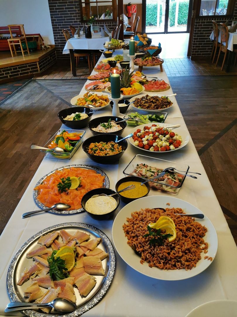 Brunch mit kalten Vorspeisen auf einem Tisch angerichtet