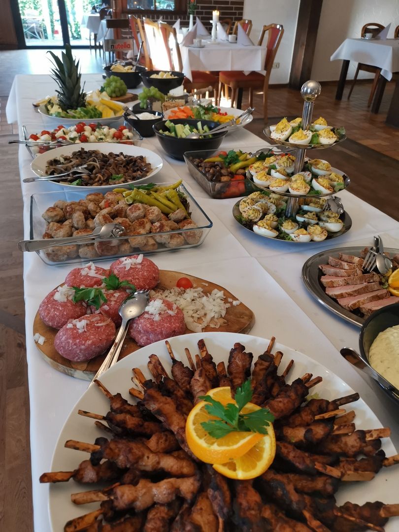 Ein Buffetbeispiel mit Bouletten, gefüllten Eiern und Fleischspießen