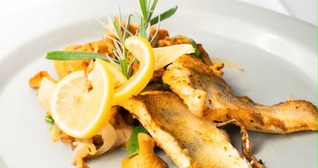 Gebratene Fischfilets mit Zitrone und Bratkartoffeln