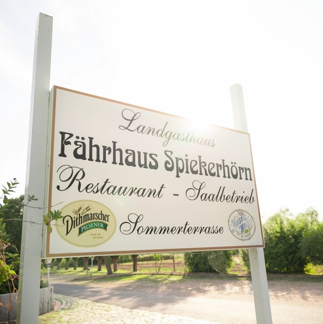Eingangsschild des Fährhaus Spiekerhörn