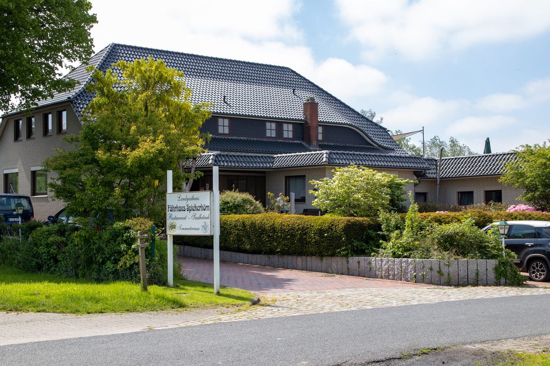 Außenansicht bei Sonnenschein vom Fährhaus Spiekerhörn