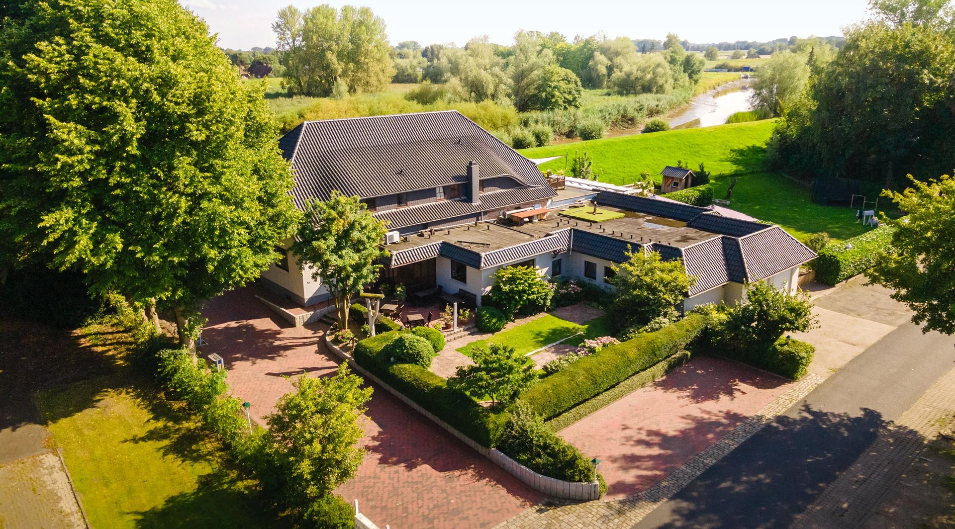 Der gesamte Gasthof aus der Vogelperspektive aufgenommen